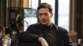 Cine este Feyyaz Şerifoğlu, actorul care cucerește inimile în serialul „Fata de la fereastră”, difuzat la Kanal D